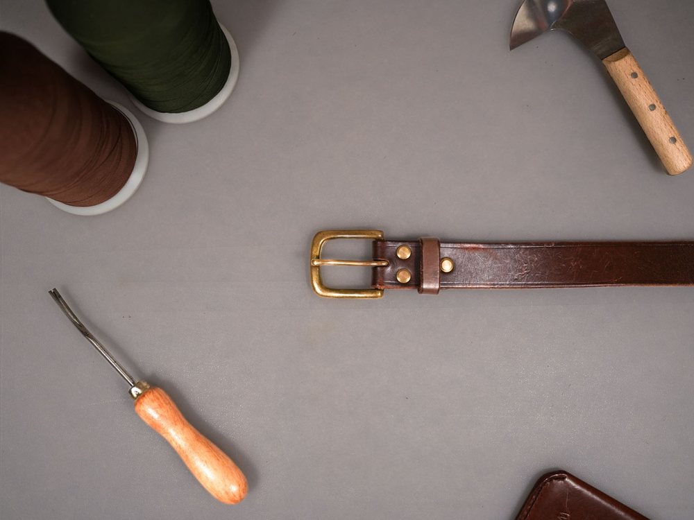 Made-to-measure brown leather belt with a brass buckle